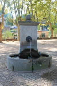 Fontaine de la place du village